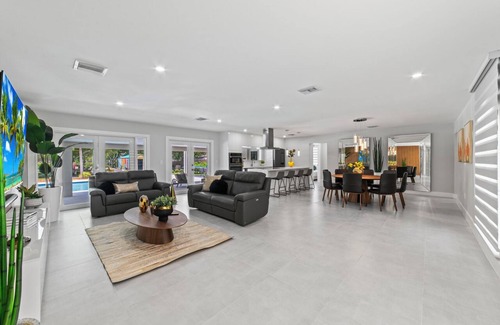 Miami Gardens House | Family Fun House w/Pool, Games, Sports & BBQ