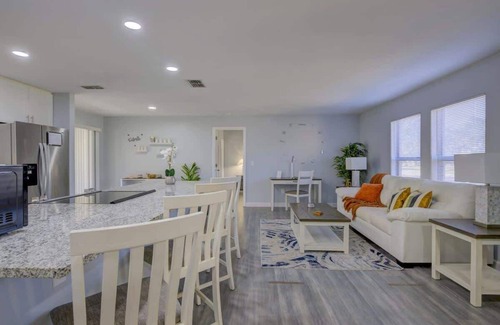 Fruitville House | Family Fun: Ping Pong, BBQ, Walk to Park Nearby