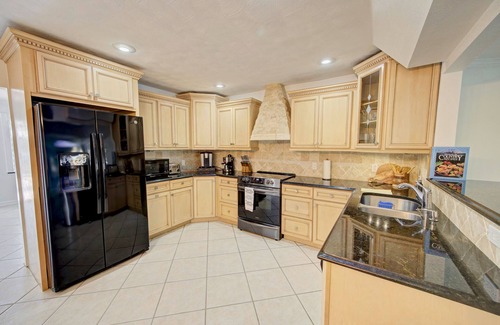 South Sarasota House | Family getaway 5 miles to Siesta Beach. Heated private Pool, bicycles.Sleep 10.