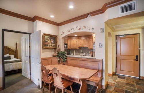 Zermatt Villa | Family Getaway~Pool, Tubing, Skiing, & Ice Castles Villa 1022-2