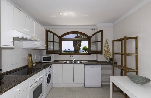 L'Hospitalet de l'Infant Ski Chalet | Family House with Pool on the Beachfront · UHC ARENAL 163