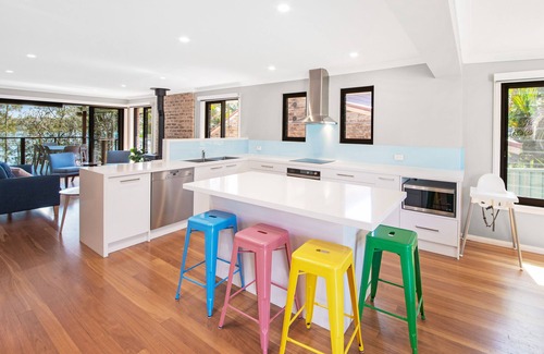 Mannering Park House | Family Lakefront Home