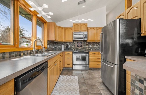 East Kootenay House | Family Matters | Private Hot Tub | Fenced Backyard