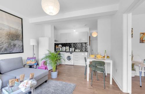 Hendon Apartment | Family Oasis- 1-Bed, Garden, Free Parking, Pets, 30min to Central London & Wembley