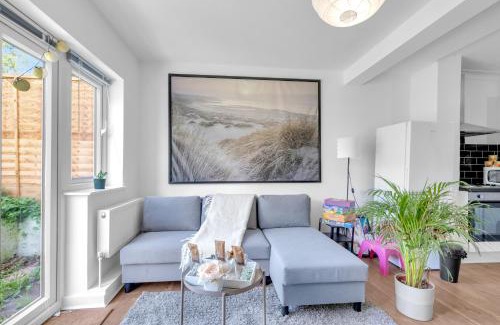 Hendon Apartment | Family Oasis- 1-Bed, Garden, Free Parking, Pets, 30min to Central London & Wembley