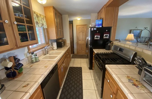 Pioneer Trail Cabin | Family & Pet Friendly, Enjoy a Relaxing Vacation in Tahoe