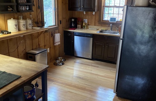 Londonderry House | Family/Pet Friendly Cabin w/Modern Upgrades: Minutes to Mountains, Farms, Lake