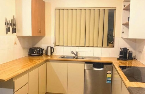 Bibra Lake House | Family & Pet Getaway Lakeside House with Enclosed Yard