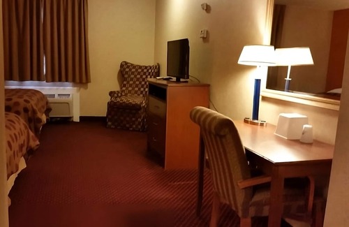 Foxboro Hotel | Family Retreat! 3 Relaxing Units, Free Parking, Quick Drive to Gillette Stadium!