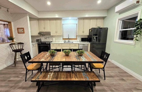 Pointe-de-Sainte-Foy House | Family Retreat – Hot Tub, Whirlpool, Free Wine, Near Old Quebec & Ski