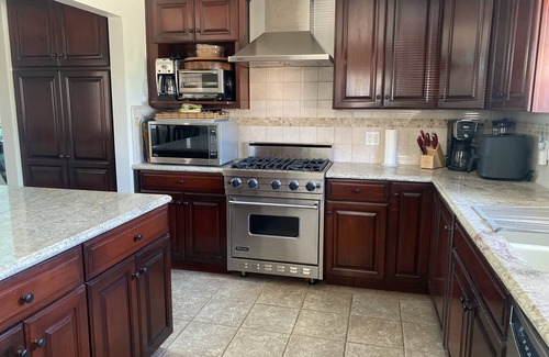 The Plaza House | Family Retreat near Disney, Knotts, Beaches, Aquarium, Gondala, Entertainment.