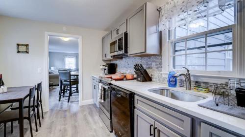 Beaver Hills House | Family Retreat Near Yale - Stylish Free Wifi