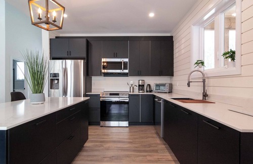 Madawaska Valley House | Family Retreat w/hot tub, game room + Winter fun