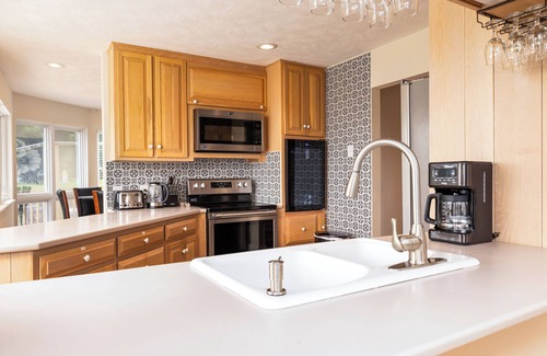 Vesta House | Family reunion/Movie theater/Hot Tub w/fresh water/Sleep 16/20% off 3rd night