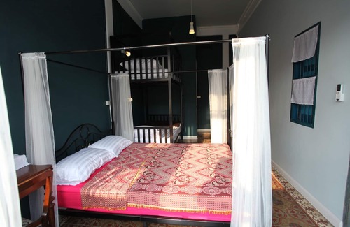 Talat Phlu Bed & Breakfast | Family room in OLD TOWN "Talat Phlu"
