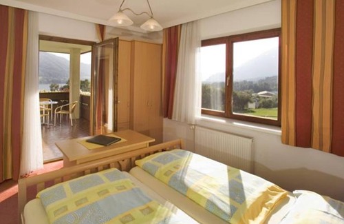 Steindorf am Ossiacher See House | Family room with balcony and lake view - Familiengasthof Nindler *