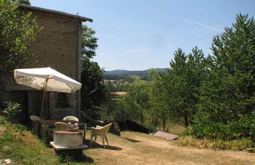 Ambert Apartment | Family-run gîte located in the countryside near a tourist town.