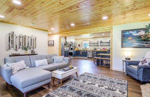 Gatlinburg - Pigeon Forge Cottage | Family Sevierville Cottage w/Game Room & Hot Tub!