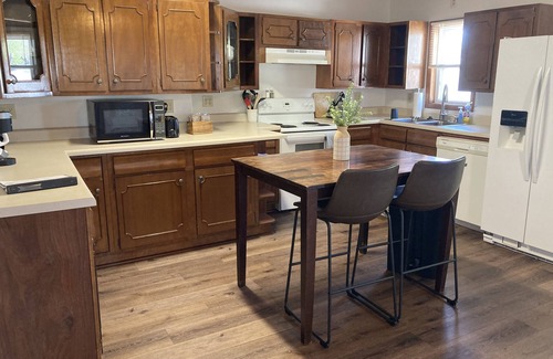 Kirksville Apartment | Family sized, pets, one-level condo in town, laundry, grill, deck
