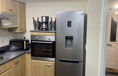 Wigan Apartment | Family-sized rooms, 5 minutes walk to DW Stadium Wigan & Robin Hood Retail Park