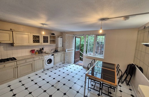 Cubitt Town House | Family-sized Spacious House with En-Suite available and Garden in Canary Wharf