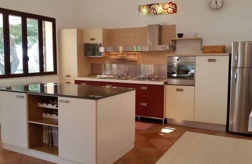 Fontane Bianche Villa | Family Villa By The Beach With a Big Garden, Sea Views and Private Parking