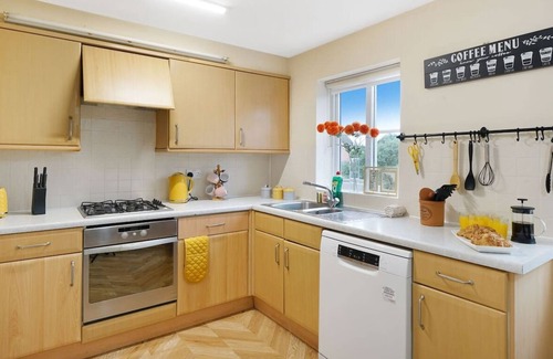 Langley Marish House | Family & Work stays w/2x Ensuite & Prv Parking 1+
