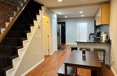 Downtown Baltimore House | "Fan Favorite"- Historic townhouse blocks from Ravens & Orioles Stadiums & UMMC