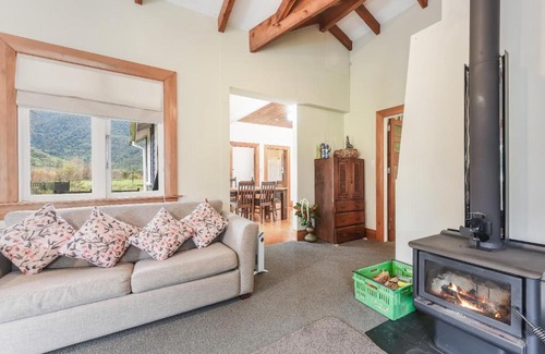 Saint Omer House | Fantail Cottage Kaiuma Bay - Havelock Holiday Home