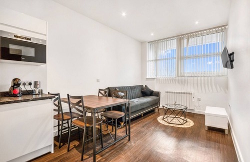 Heathrow Villages Apartment | Fantastic 1 Bed by Heathrow Airport