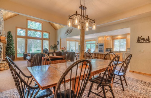 Sunriver House | Fantastic 7 Bd Home in Sunriver, AC, Hot Tub, SHARC, Bikes
