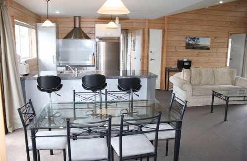 Pauanui House | FANTASTIC BACH near Pauanui Beach