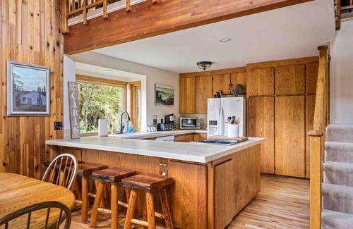 Welches House | Fantastic Cabin on the Banks of Crystal Creek, Huge Deck, Pet Friendly, 14 Miles to Government Camp