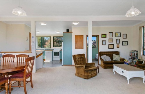 Waitahanui House | Fantastic Lake Front at 32