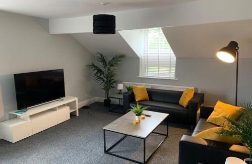 Trafford Apartment | Fantastic Large 2 X Bedroom Flat, Free Parking