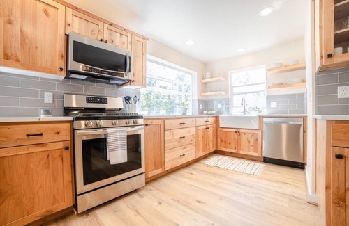 Bend House | Fantastic Location! Directly above river w/a 5 minute walk to downtown.