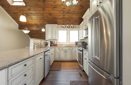 Wintergreen House | Fantastic Mountain & Valley Views! Top of the Mountain & Close to the Resort!