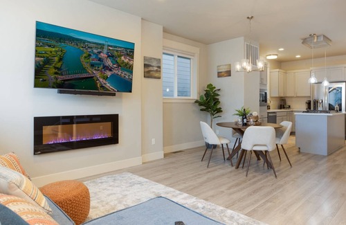 Southern Crossing House | Fantastic Old Mill Townhome, Pet Friendly, Fireplace, Short Walk to the Deschutes, Shopping & More