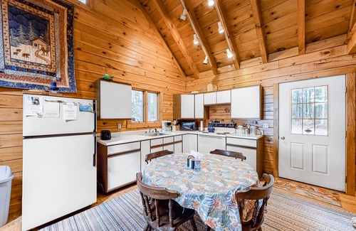 Wayne Cabin | Fantastic retreat close to lake with nearby boat access & private beach - dog OK