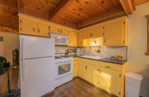 Sugarloaf Cabin | Far Enough Cabin - Chalet Style Cabin, Foosball, Smart TV, BBQ, Deck
