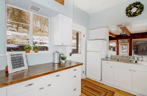 Fountain City House | Farmhouse Apartment - River Road Historic Home