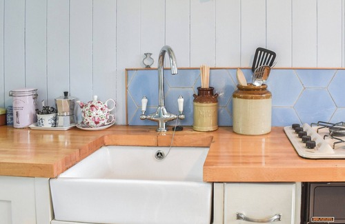 Churt Cottage | Farmhouse Garden Shepherds Hut