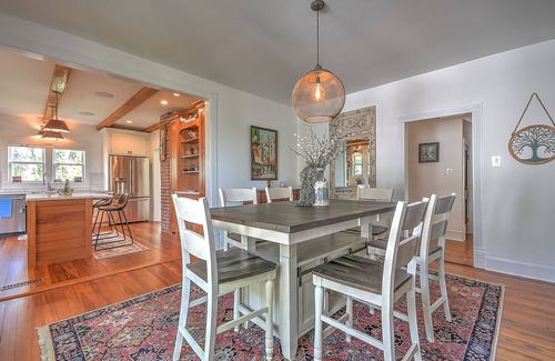 Abingdon House | Farmhouse great location.