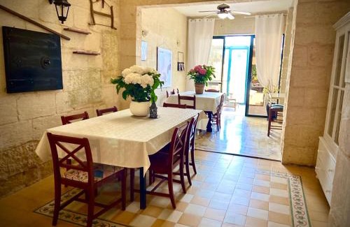 Xewkija House | Farmhouse Retro with pool