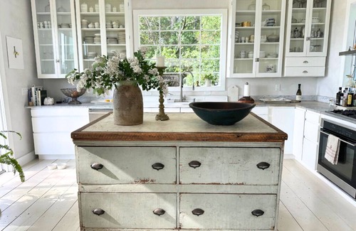 Germantown House | Farmhouse with undisturbed, magical views and european decoration