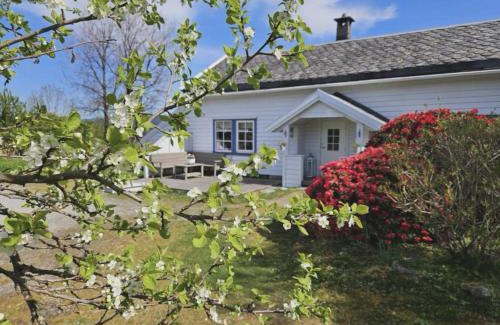 Lindas House | Farmhouse With Wilderness Bath And Grill Pavilion
