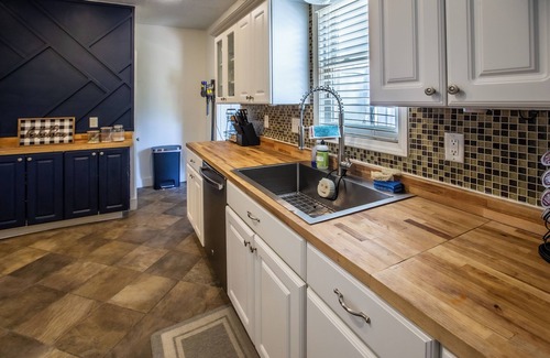 Southeast Omaha House | FarnamFieldhouse+HotTub+EpicGameRoom+FirePit+Mural
