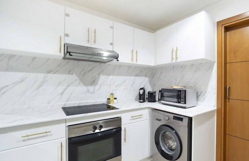 Dubai Media City Apartment | Fascinating Ocean Views in a One Bedroom