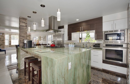 Burbank House | Fascinating single house in heart of Silicon Valley! Business & Family friendly!