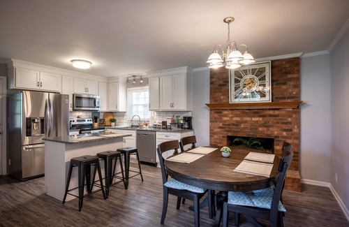 Clemmons House | Fast Internet - Minutes to Atrium Health WFBMC - Car Rental Option - Frog House